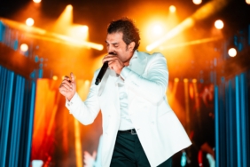 FESTİVALDE GÜÇLÜ SESİYLE BAYHAN ŞARKILARINI GAZİ ŞEHİRLİLER İÇİN SÖYLEDİ FESTİVALDE GÜÇLÜ SESİYLE BAYHAN ŞARKILARINI GAZİ ŞEHİRLİLER İÇİN SÖYLEDİ