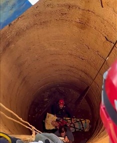 İzmir’de Düşen 80 Yaşındaki Adam Kurtarıldı! İzmir’de Düşen 80 Yaşındaki Adam Kurtarıldı!