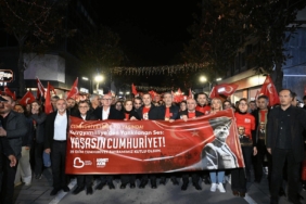 Balıkesir’de Cumhuriyet Coşkusu Sokakları Salladı! Balıkesir’de Cumhuriyet Coşkusu Sokakları Salladı!