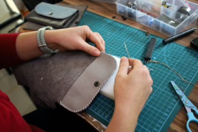 Camili SAMEK’te Deri Aksesuarları Üretim Heyecanı Camili SAMEK’te Deri Aksesuarları Üretim Heyecanı